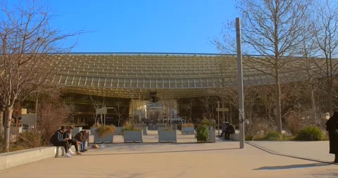 Astounding Exterior View Of Canopy Of The Forum des Halles With Tourists Vidéo 242642880