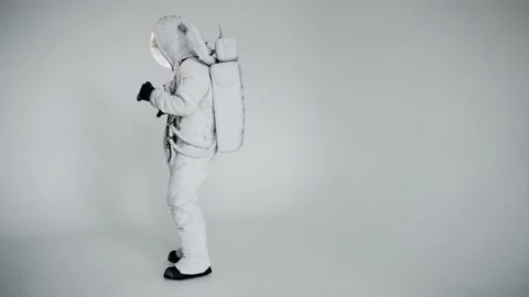 Astronaut in a helmet dancing on a light background. studio Vídeo Stock 159668121