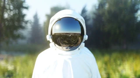 Astronaut idle in forest. Realistic 4k animation. 動画素材 132682218