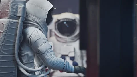 Astronaut tries to fix broken space station Vidéo 281860280