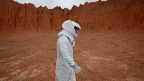 Astronaut walking at Mars crater surface Vidéo 220118442