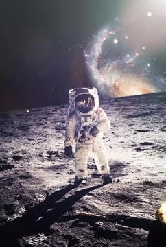 Astronaut walking on moon. elements of this image furnished by nasa Illustrazione stock
