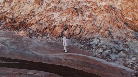 Astronaut is walking on an unknown planet. found water.discovery of a new planet Video stock 159669704