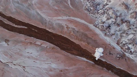 Astronaut is walking on an unknown planet. found water.discovery of a new planet Video stock 159782776