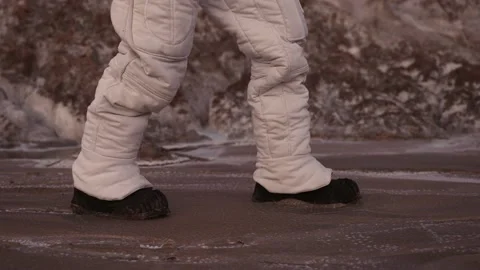 The astronaut walks cautiously on the surface of the planet. Vídeo Stock 159668192