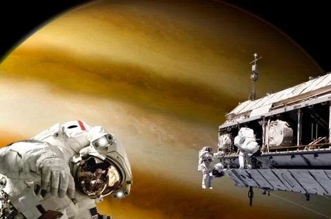 Astronauts performing work on a space station while orbiting a Jupiter-like Foto stock