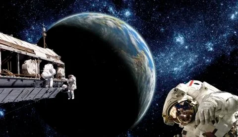 Astronauts performing work on a space station while orbiting an Earth-like Foto stock