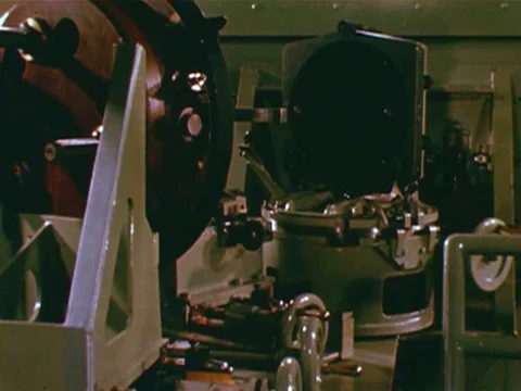 An astronomer removes the cover from the diffraction grating and adjusts a Vidéo 75412116