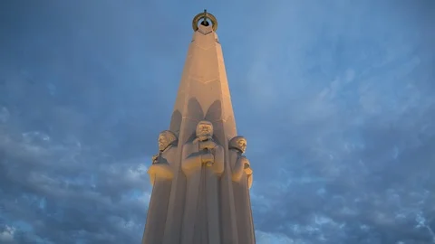 Astronomers Monument - Griffith Observatory Statue Stock Footage