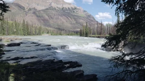 Athabasca River Rapids Flowing Toward Jasper’s Snow‑Tipped Mountain Vídeo Stock 345007211