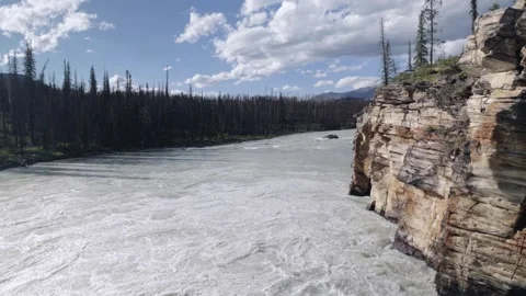 Athabasca River Rapids Surging Through Canyon Just Below Athabasca Falls Vidéo 345001135