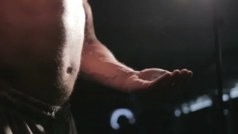 Athlete can palm magnesia, close-up of hands Vidéo 93376259
