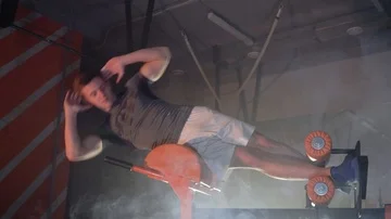 Athlete does exercises for the press on the simulator Stockbeeldmateriaal 86081253