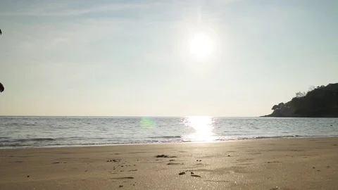 The athlete does push-ups on the beach 库存影片 123049325