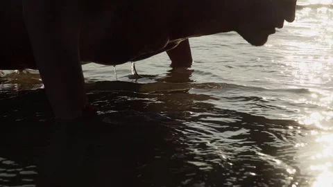 The athlete does push-ups on the beach Видео 123049372