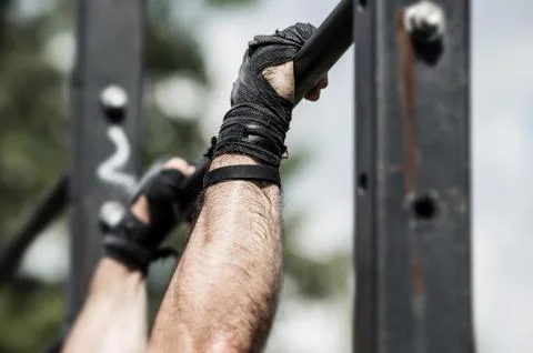 Athlete doing exercise on the horizontal bar, Foto stock