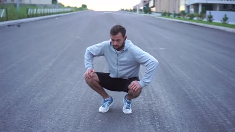 An athlete doing morning exercise 스톡 동영상 141079186