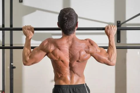 Athlete doing pull-ups at the gym. Handsome man doing functional training. Foto stock