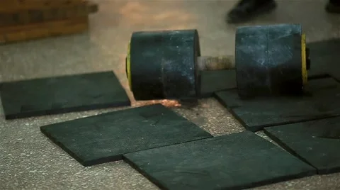 The athlete drops a weight on the dais Stockbeeldmateriaal 48773709