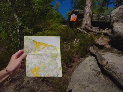 Athlete hand hold typical chart for orienteering sports. Foto stock
