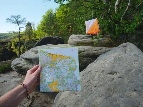 Athlete hand hold typical chart for orienteering sports. Foto stock