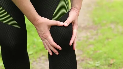 The athlete has knee problems Stock Footage 311529641