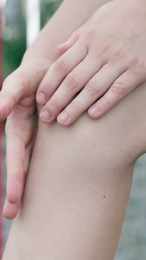 Athlete with knee pain during exercise, massaging injured leg Vídeos de archivo 328455765