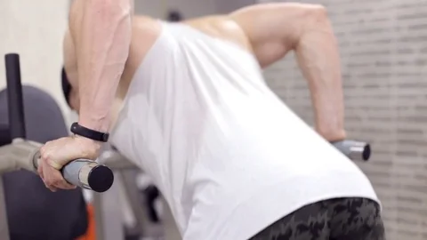 The athlete makes exercises for the triceps Stockbeeldmateriaal 84050504