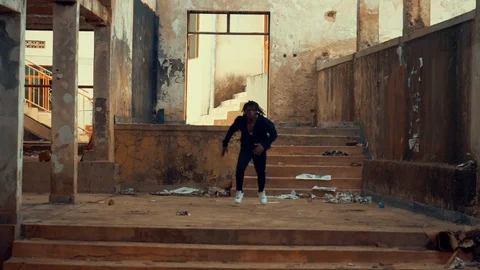 Athlete man free running inside the warehouse doing flips 스톡 동영상 117619428