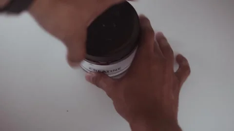 Athlete measuring a dose of monohydrate creatine for training 库存影片 330189376