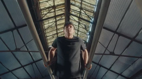 Athlete Performing Dips and L-Sits on Parallel Bars in Gym 스톡 동영상 258406302