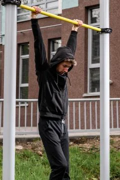 Athlete performs an exercise on the crossbar Foto stock
