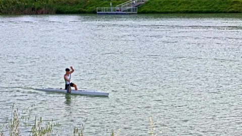 Athlete practicing solo canoe sprint technique on Guadalquivir River in Seville 스톡 동영상 335815233