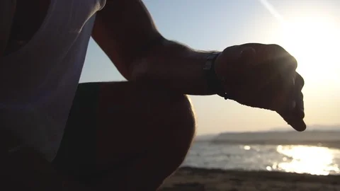 Athlete preparing a hands of for doing exercises in gym. Dust flies after the Vidéo 121306128