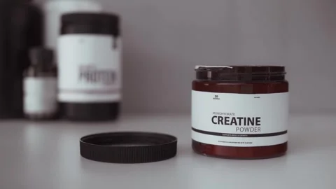 Athlete preparing monohydrate dose for muscle growth 库存影片 330189370