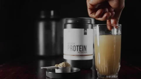 Athlete preparing nutritional beverage for muscle gain 库存影片 330190401