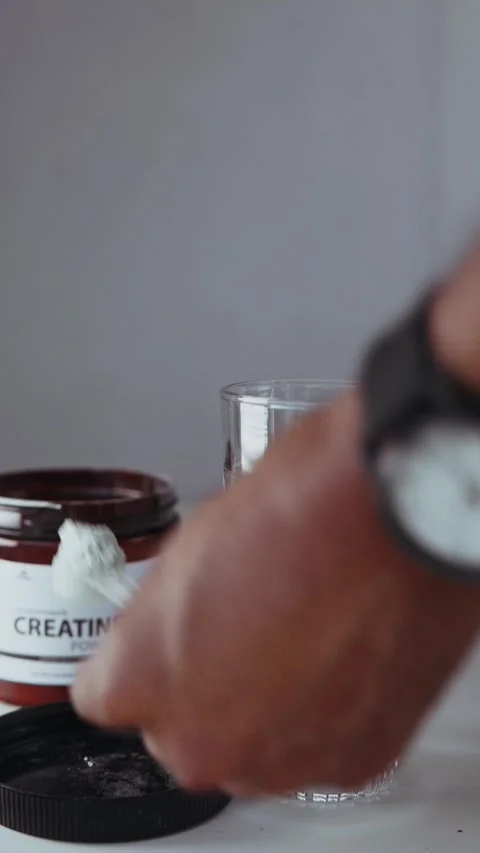 Athlete preparing nutritional drink for muscle growth 库存影片 330190697