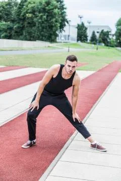 Athlete preparing for training on running track Foto stock