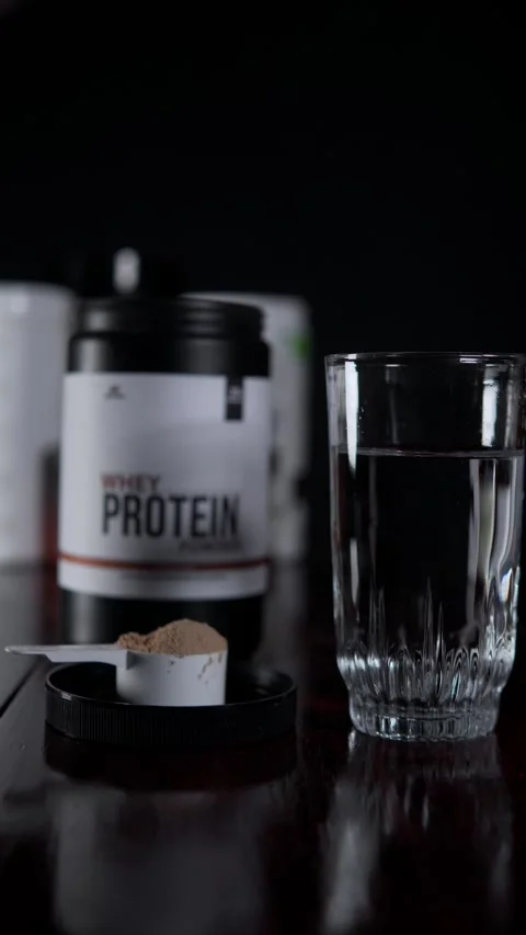 Athlete preparing a whey protein nutritional shake Vídeo Stock 330192441