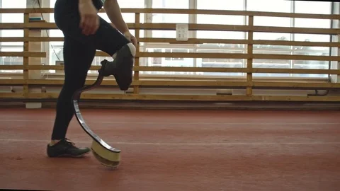 Athlete with Prosthetic Leg Training Video stock 71610392