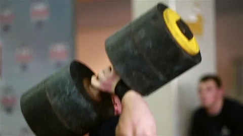 The athlete pushes the weight Stockbeeldmateriaal 48773737