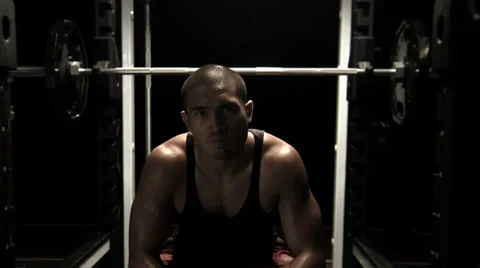 An athlete rests between bench press repetitions Vidéo 33834670