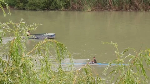 Athlete rowing scull on river training Vidéo 315361517