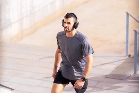 Athlete, running down the stairs, doing dynamic exercise outdoors Stock-Fotos