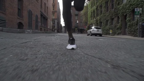 Athlete running downtown, Leading shot 3 Vidéo 86881853