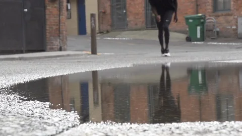 Athlete runs through puddle 3 Vidéo 86882411