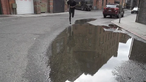 Athlete runs through puddle 4 Vidéo 86882193