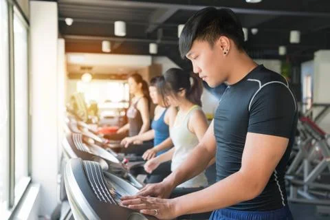 Athlete setup difficulty level on treadmill 库存照片