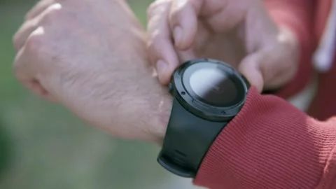 The athlete starts a training program on his smartwatch. 스톡 동영상 314834854