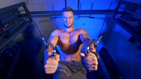 Athlete with strong body doing work out pushing up excercise in gym. Stock-Footage 119151722